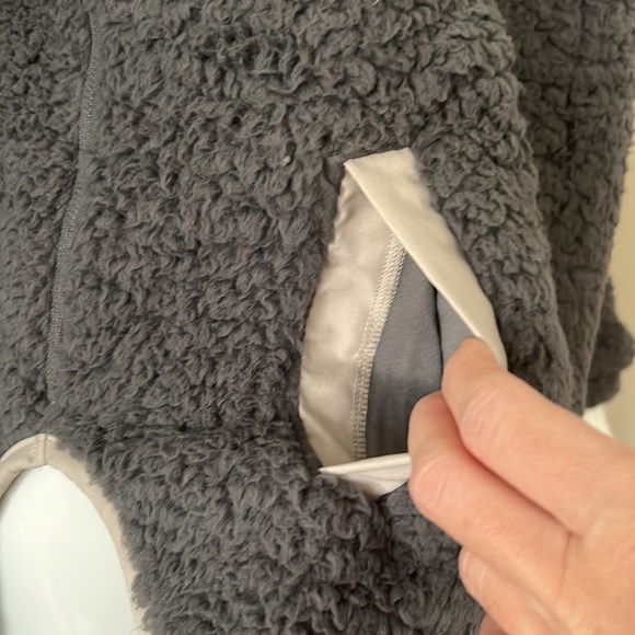 (NWT) Abercrombie & Fitch Grey Super Soft Sherpa Fleece Pullover, Small - Picture 9 of 17